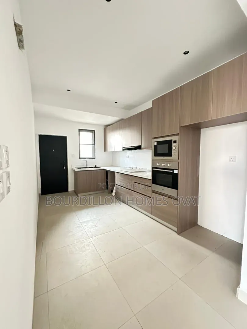 2bdrm Apartment in Lekki Phase 1 for sale
