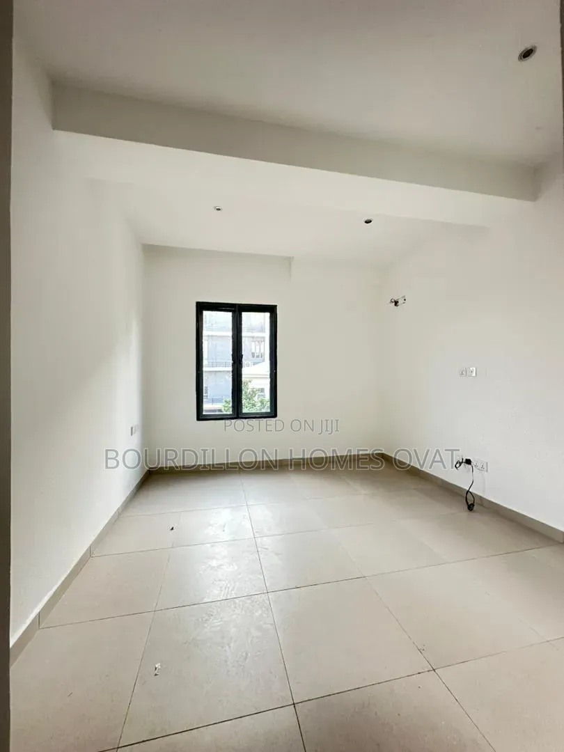 2bdrm Apartment in Lekki Phase 1 for sale