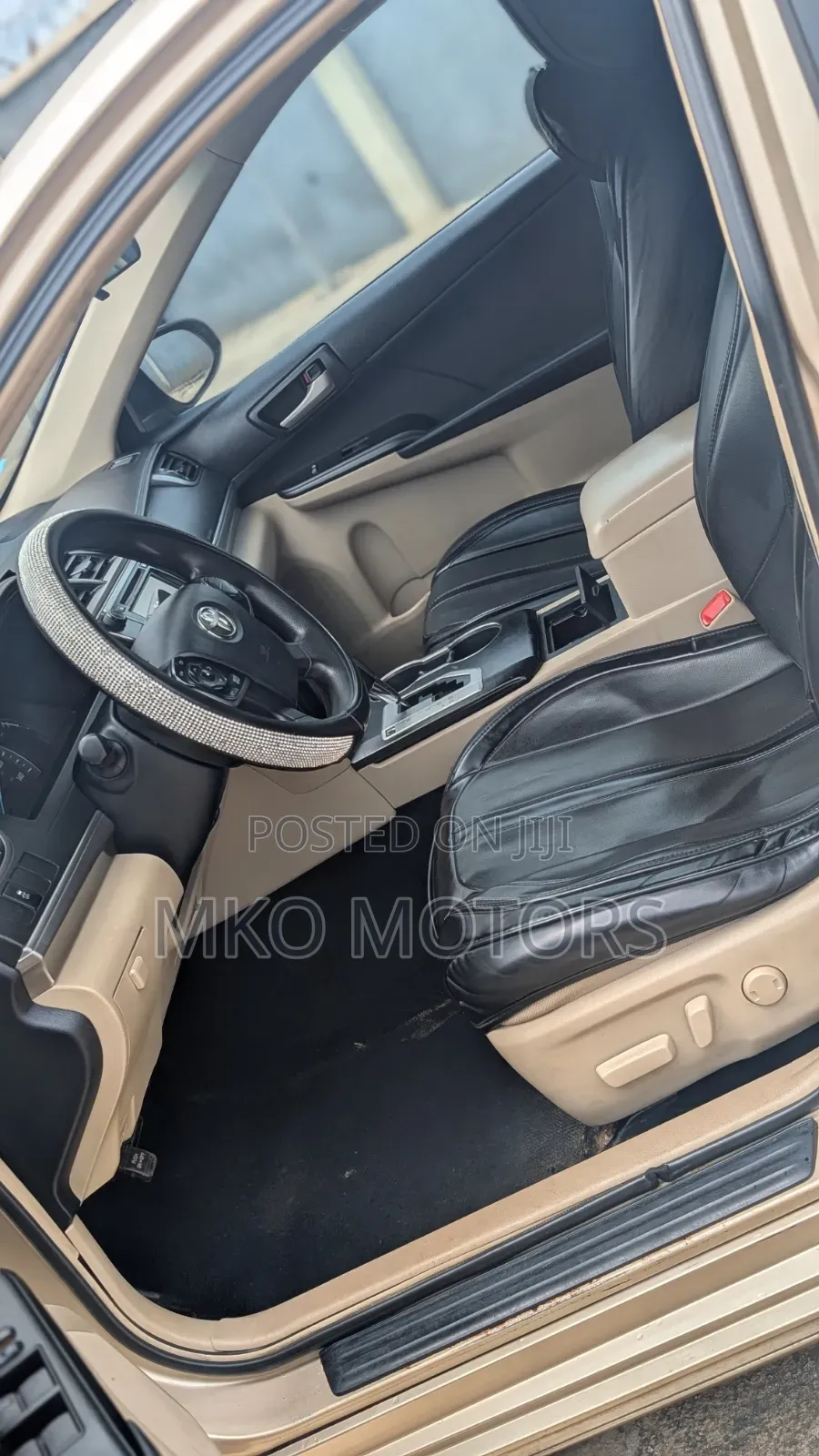 Toyota Camry LE 4dr Sedan (2.5L 4cyl 6A) 2013 Gold