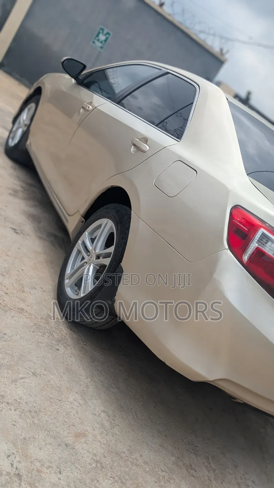 Toyota Camry LE 4dr Sedan (2.5L 4cyl 6A) 2013 Gold