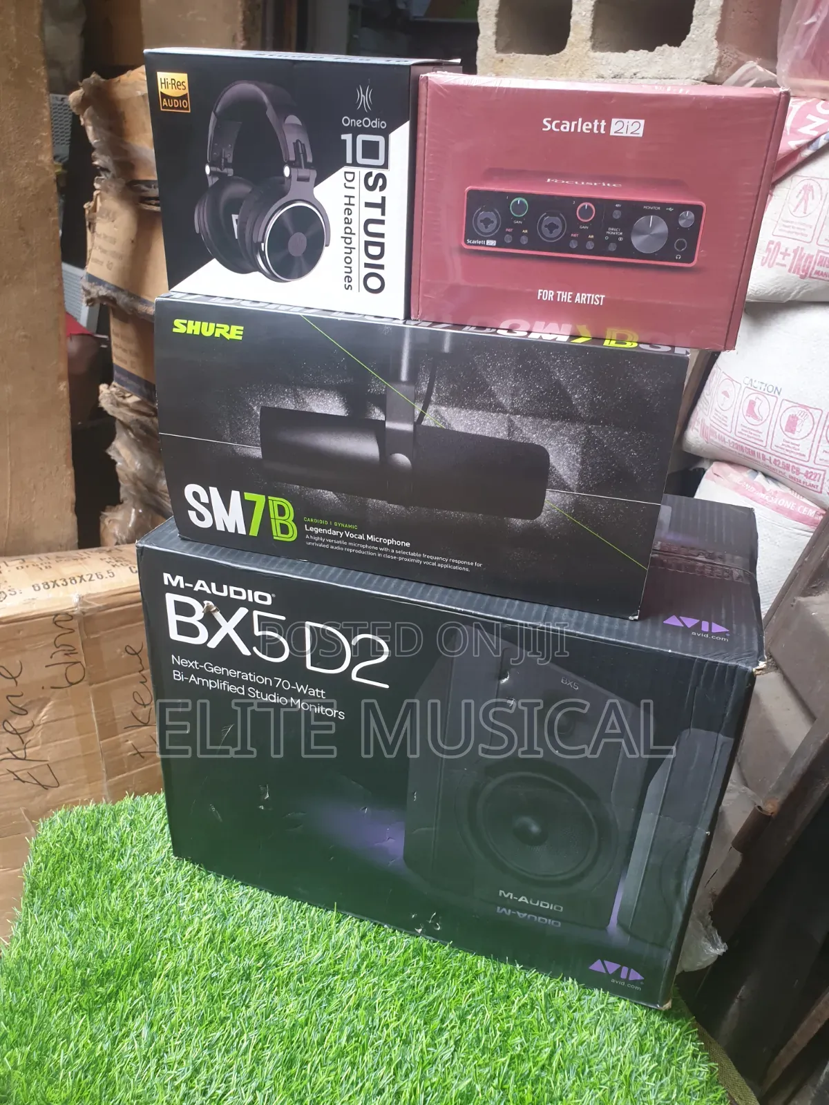 Shure SM7B, Focusrite Scarlett 2i2, OneOdio Headphone, M-Audio BX5-D2