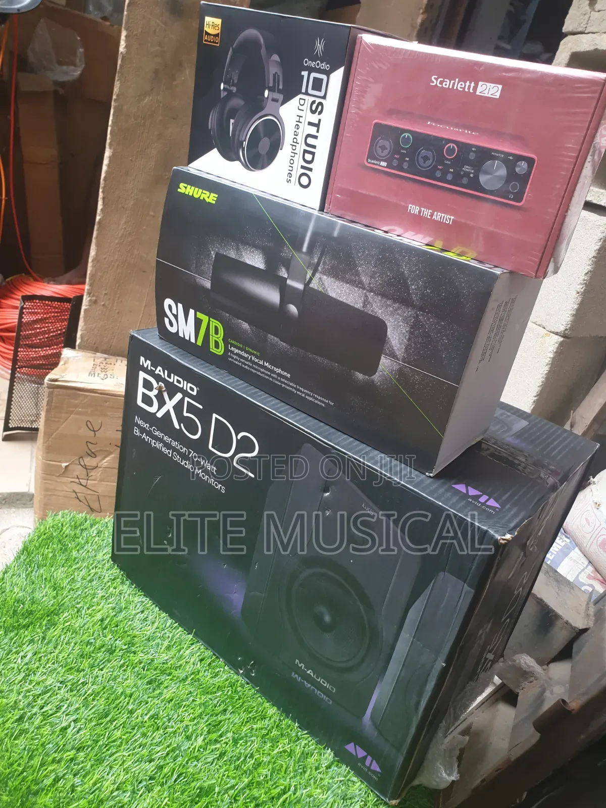 Shure SM7B, Focusrite Scarlett 2i2, OneOdio Headphone, M-Audio BX5-D2
