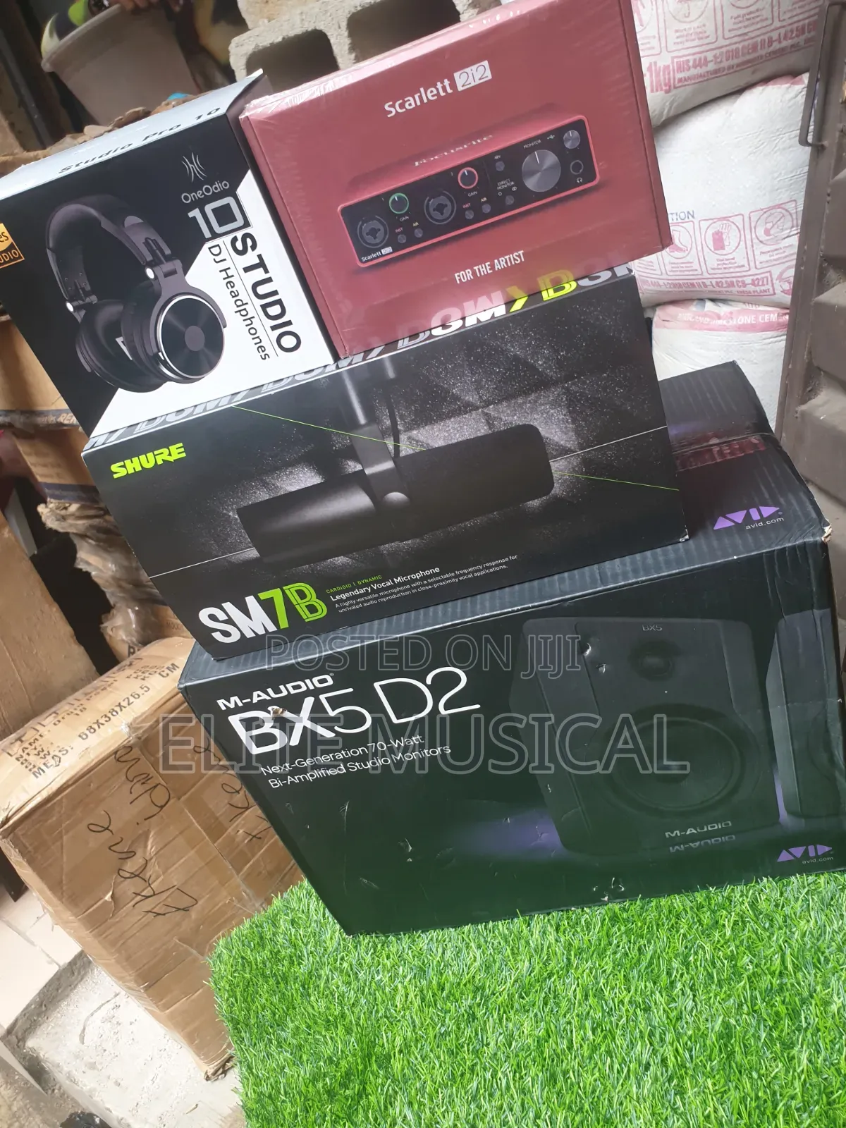 Shure SM7B, Focusrite Scarlett 2i2, OneOdio Headphone, M-Audio BX5-D2