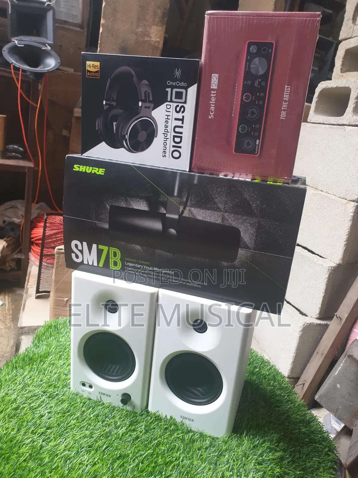 Shure SM7B, Scarlett 2i2, OneOdio Headphone Edifier Studio Monitors