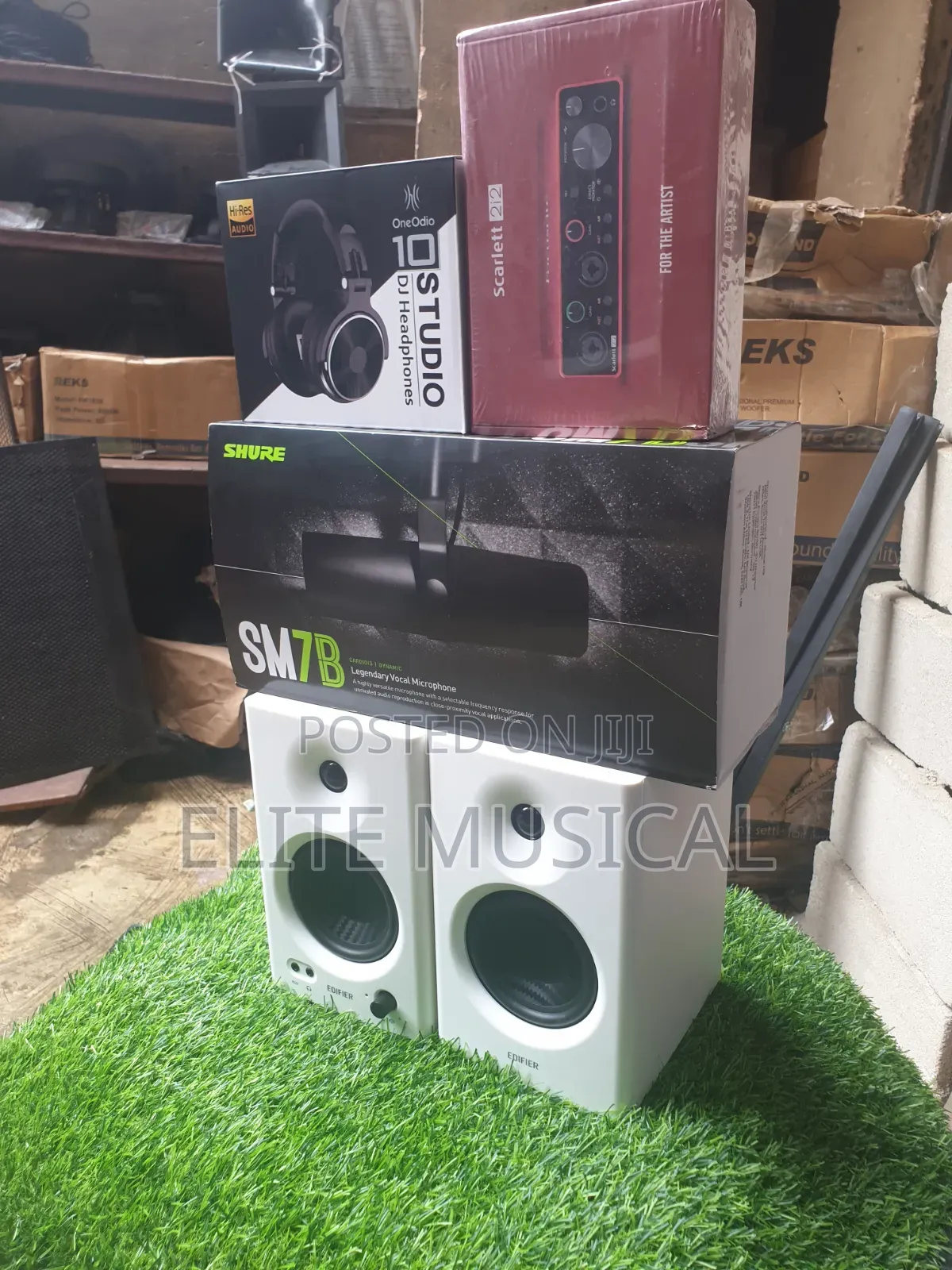 Shure SM7B, Scarlett 2i2, OneOdio Headphone Edifier Studio Monitors