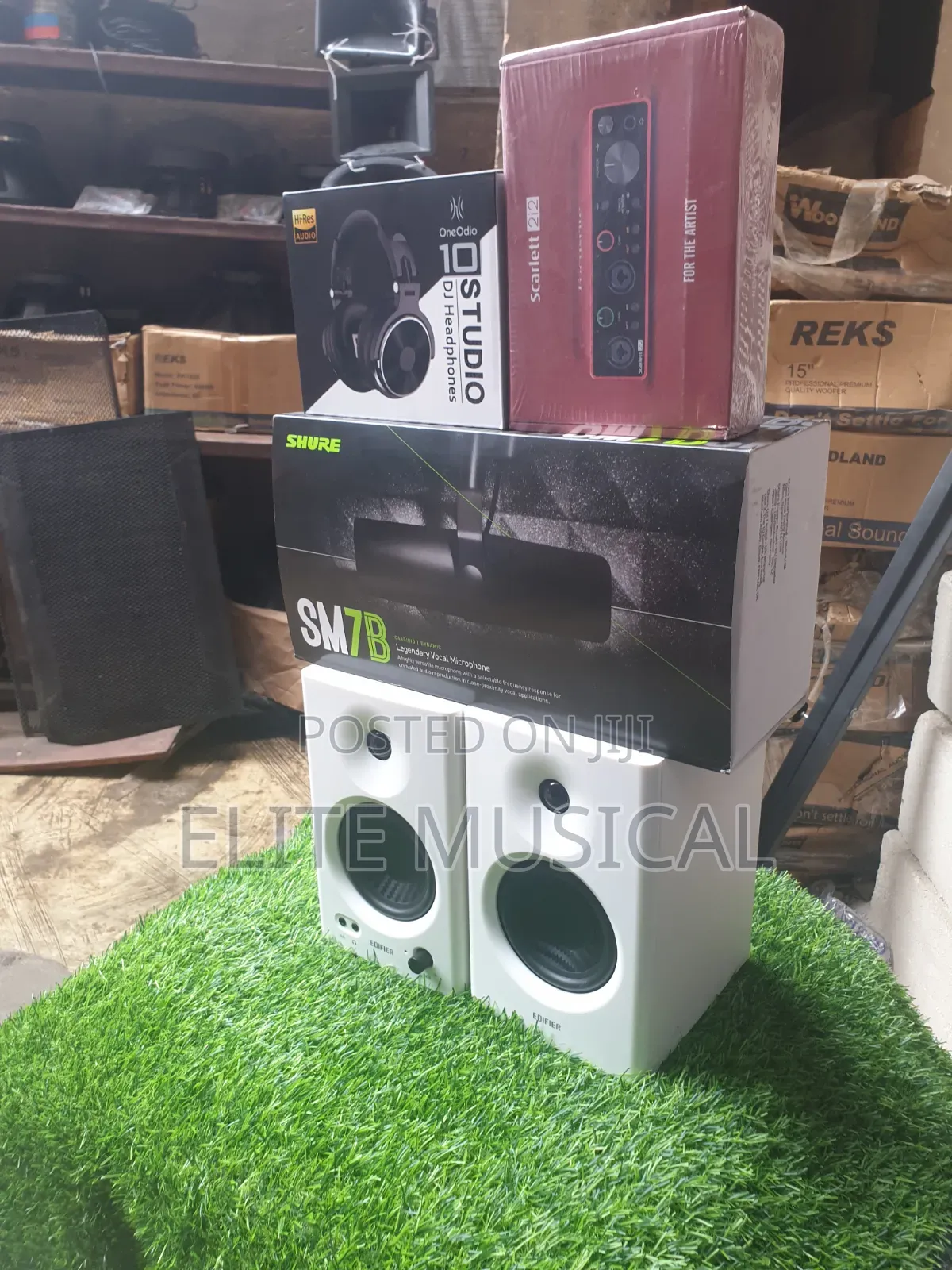 Shure SM7B, Scarlett 2i2, OneOdio Headphone Edifier Studio Monitors