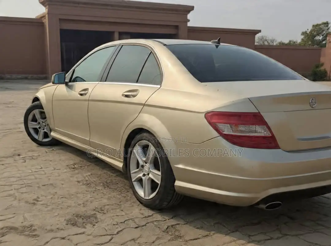 Mercedes-Benz C300 Luxury Sedan RWD (3.0L 6cyl 7A) 2010 Gold