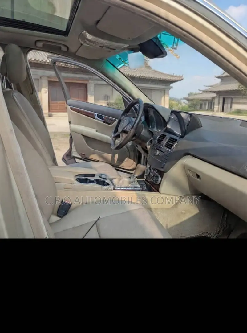 Mercedes-Benz C300 Luxury Sedan RWD (3.0L 6cyl 7A) 2010 Gold