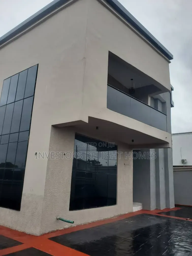 5bdrm Duplex in Oshimili North for sale