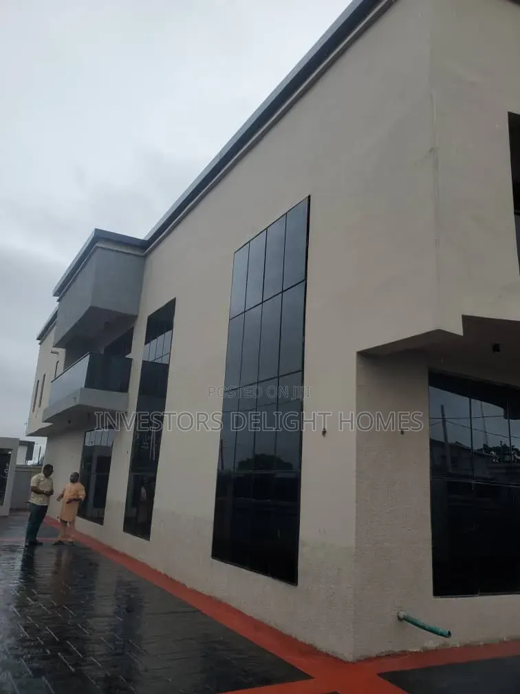 5bdrm Duplex in Oshimili North for sale