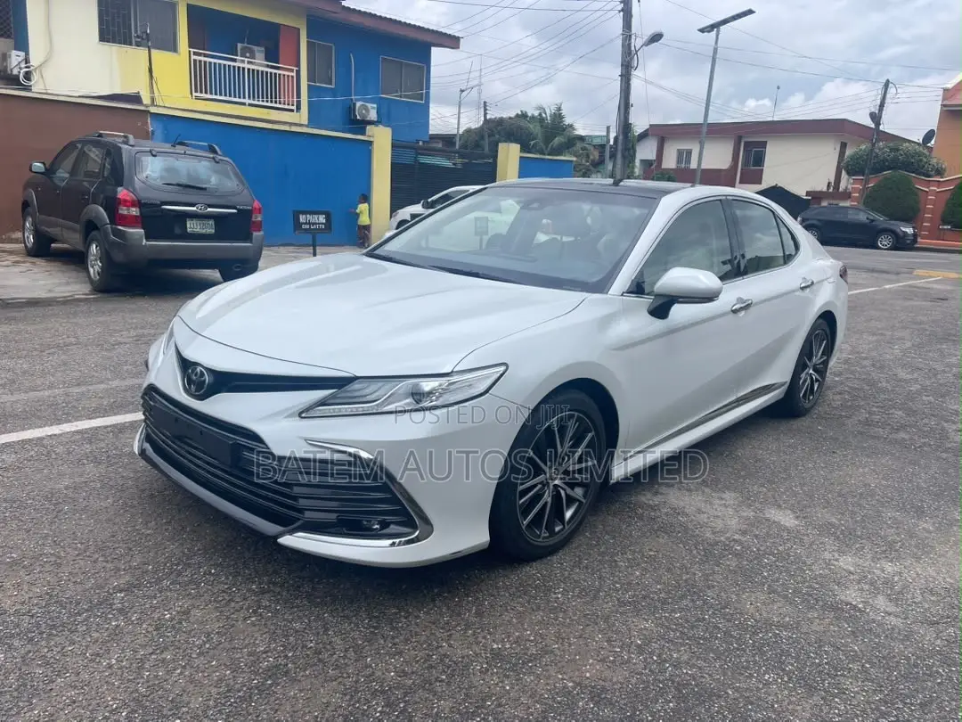 Toyota Camry XLE V6 2023 Off white