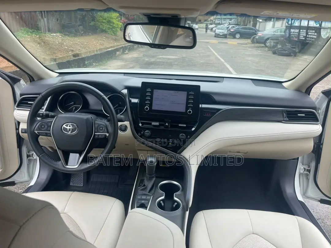 Toyota Camry XLE V6 2023 Off white