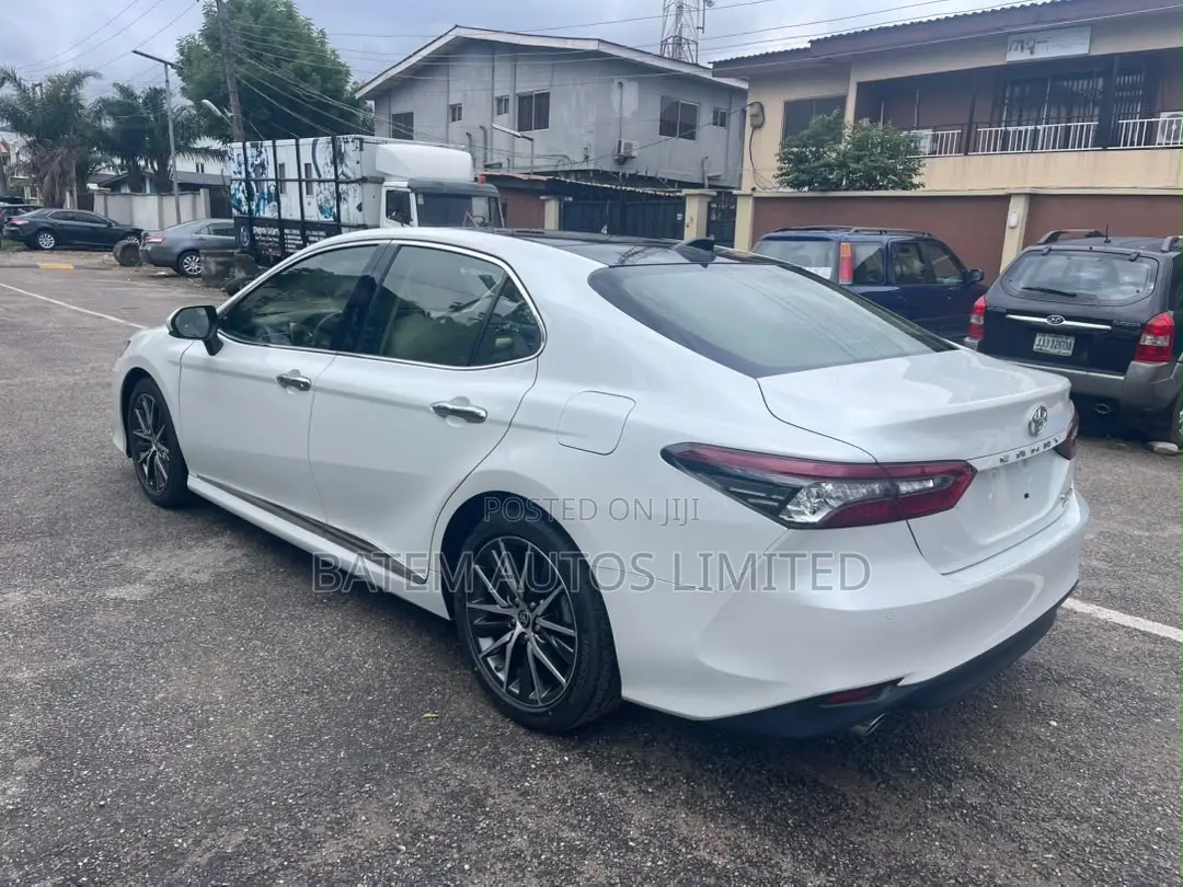 Toyota Camry XLE V6 2023 Off white