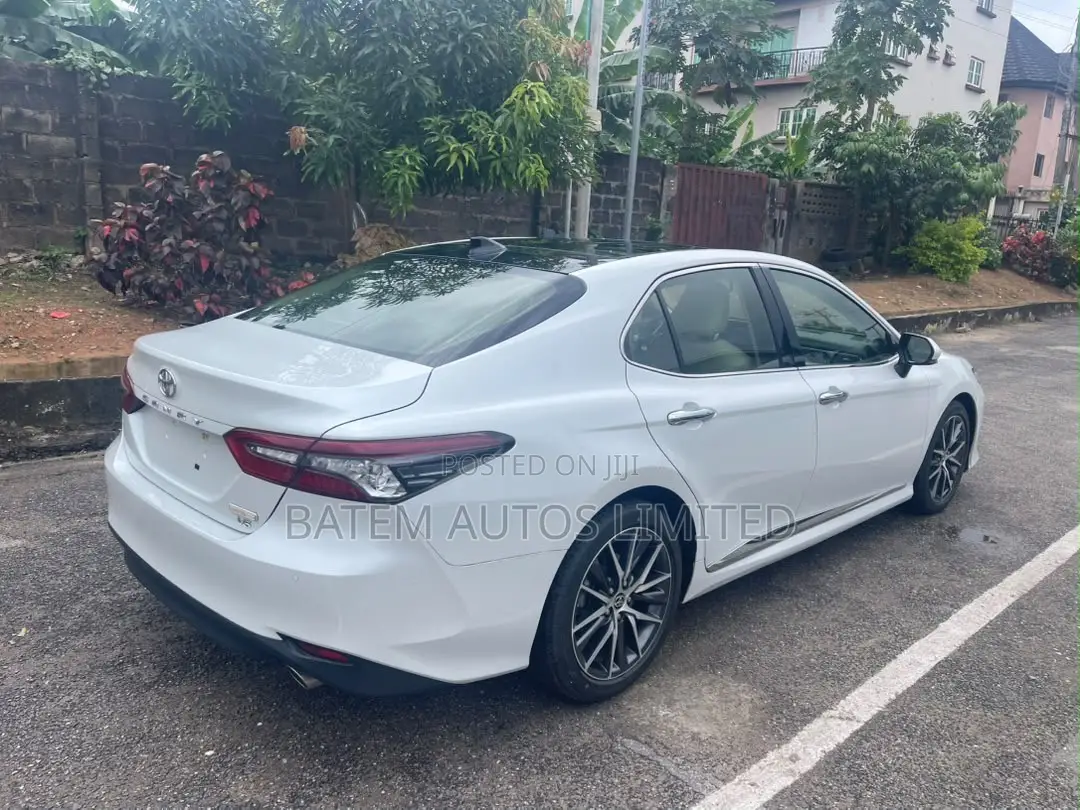 Toyota Camry XLE V6 2023 Off white