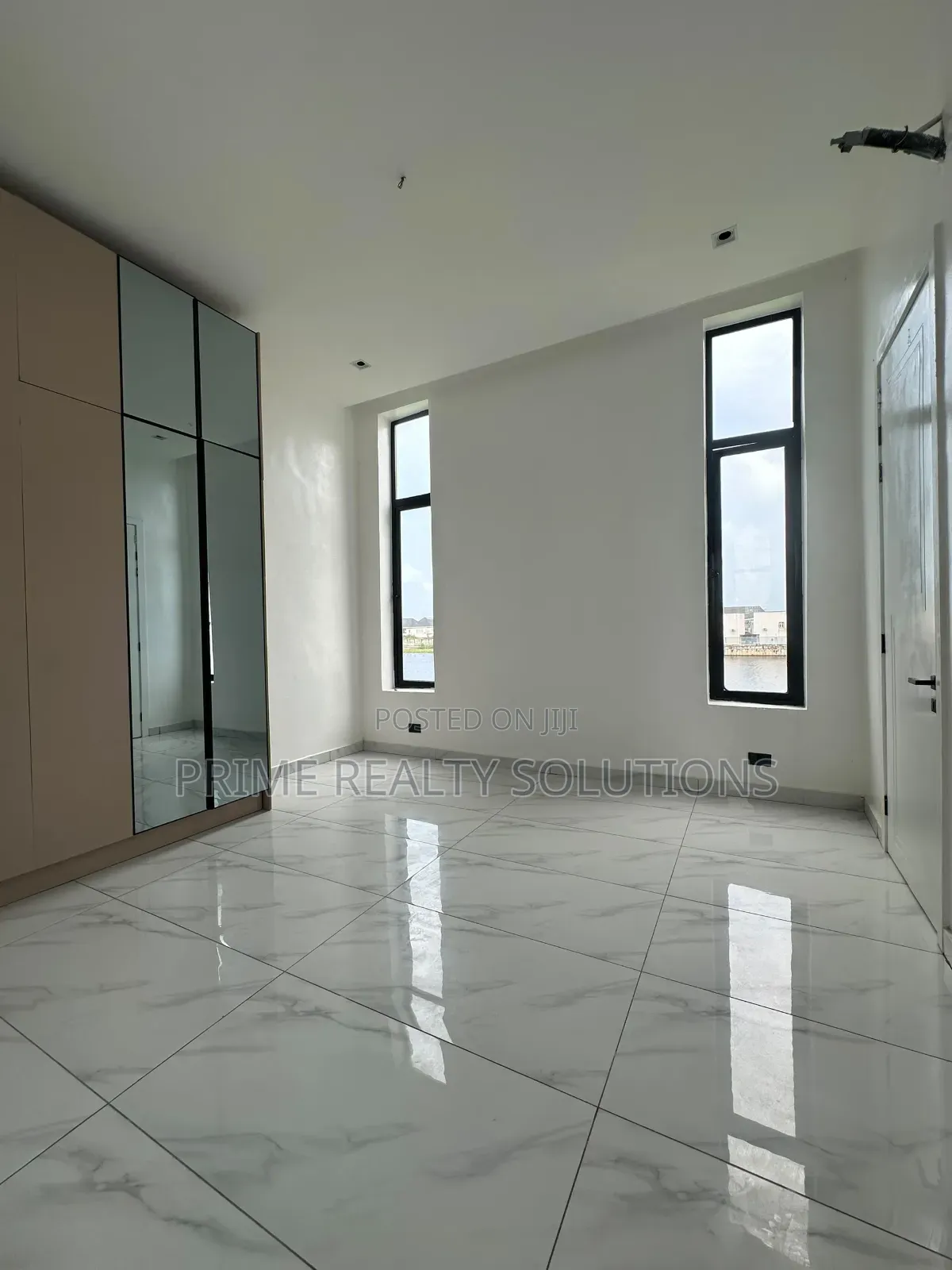 5bdrm Duplex in Ikota for sale