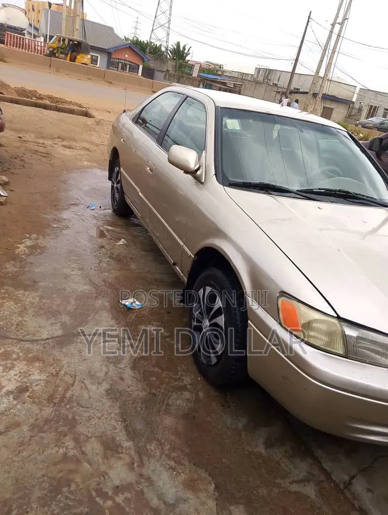 Toyota Camry 2000 Gold