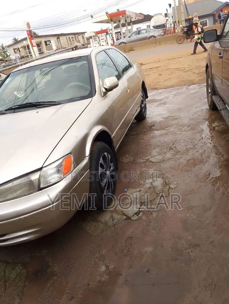 Toyota Camry 2000 Gold