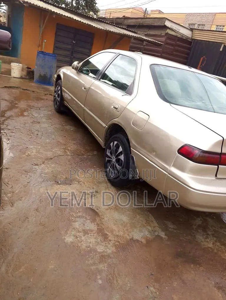 Toyota Camry 2000 Gold