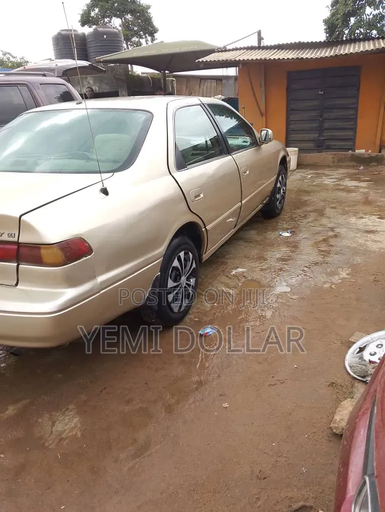 Toyota Camry 2000 Gold