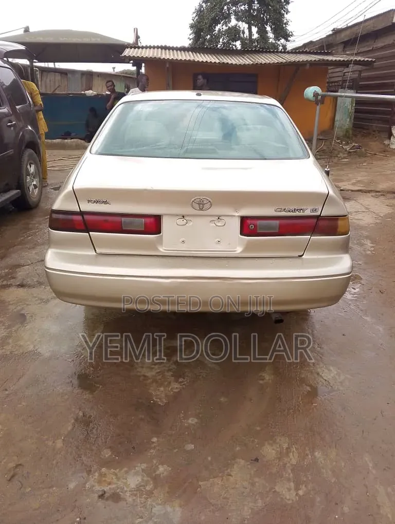 Toyota Camry 2000 Gold