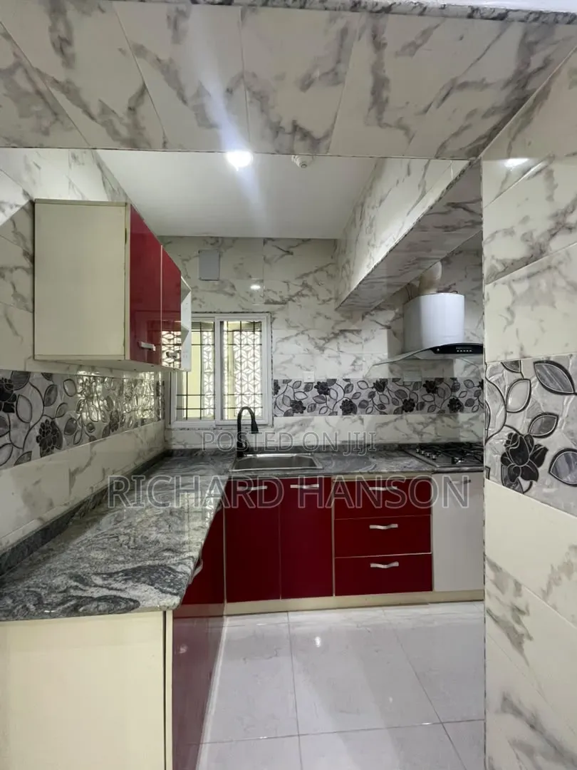 20bdrm Block of Flats in Parkview for rent