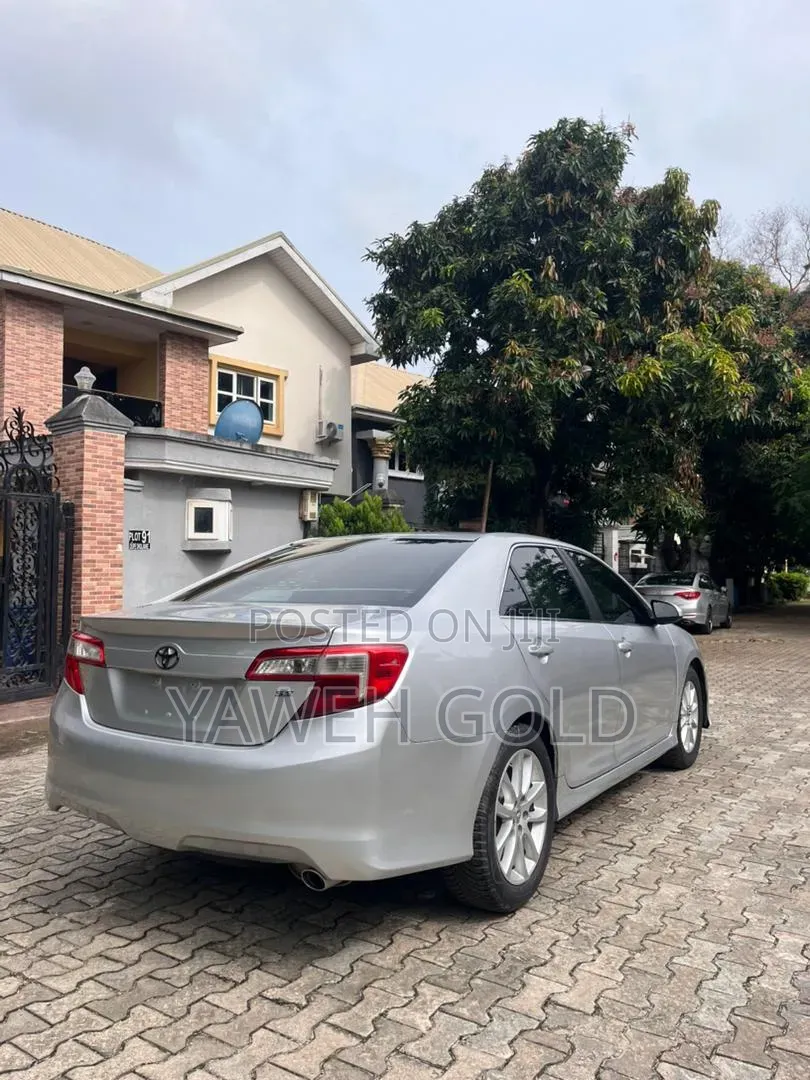 Toyota Camry SE 4dr Sedan (2.5L 4cyl 6A) 2013 Gray