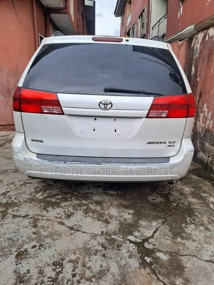 Toyota Sienna XLE AWD 2005 White
