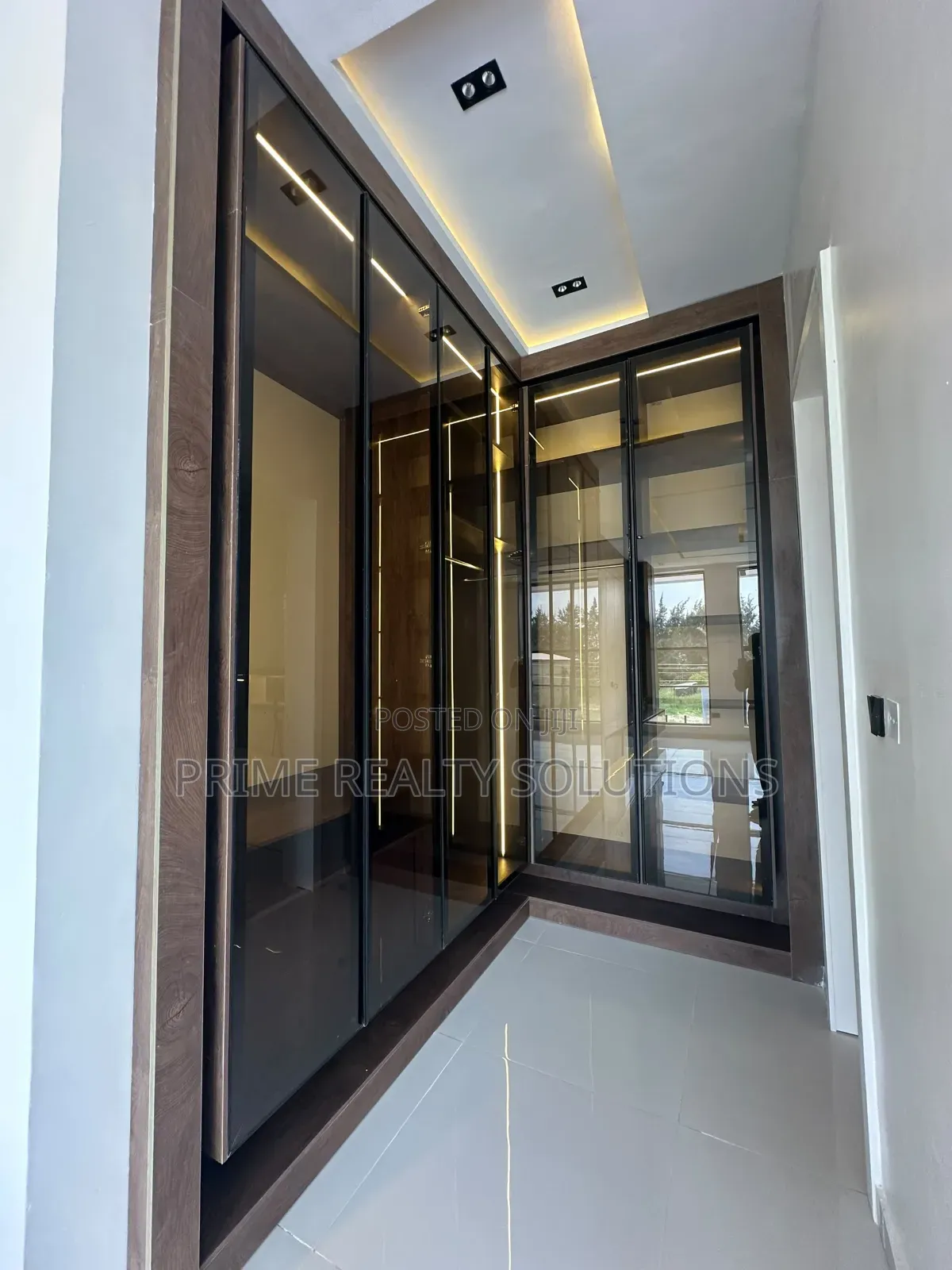 5bdrm Duplex in Ikota for sale