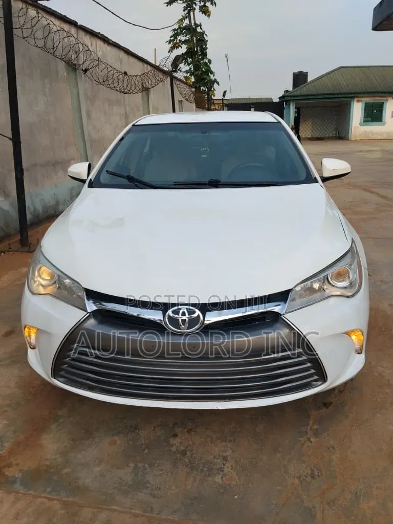 Toyota Camry LE 4dr Sedan (2.5L 4cyl 6A) 2016 White