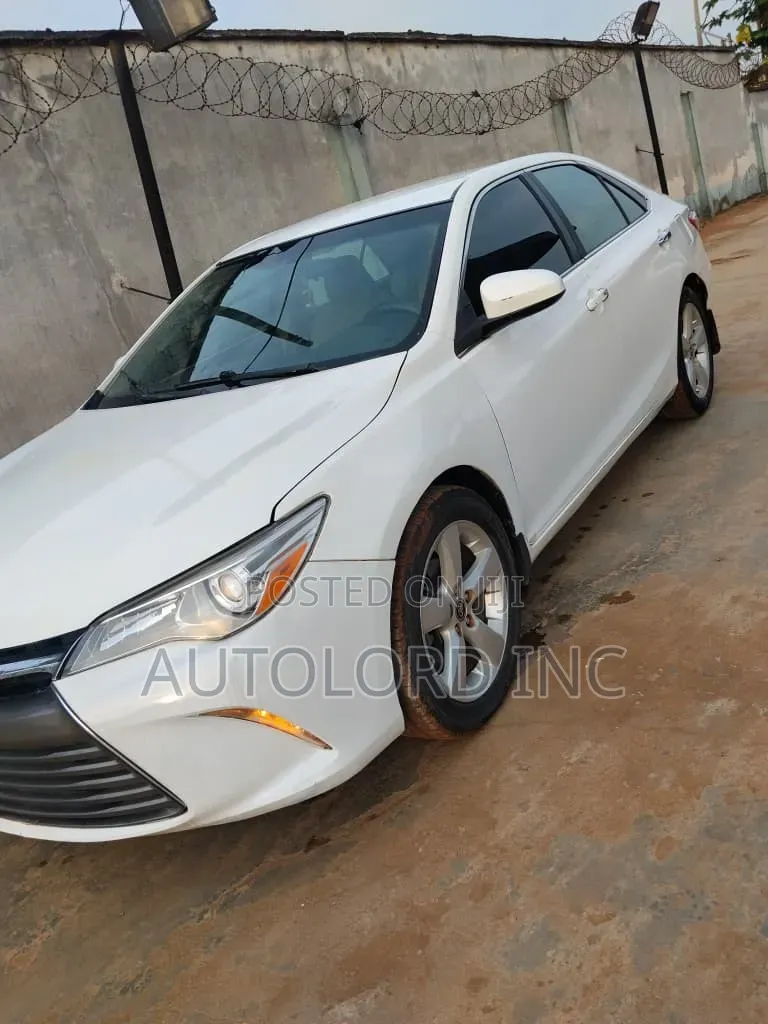 Toyota Camry LE 4dr Sedan (2.5L 4cyl 6A) 2016 White