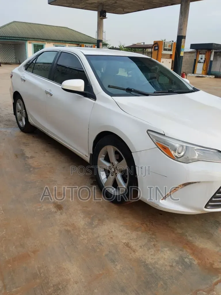 Toyota Camry LE 4dr Sedan (2.5L 4cyl 6A) 2016 White