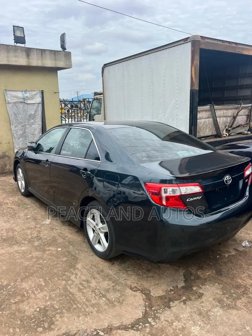 Toyota Camry SE 4dr Sedan (2.5L 4cyl 6A) 2013 Blue