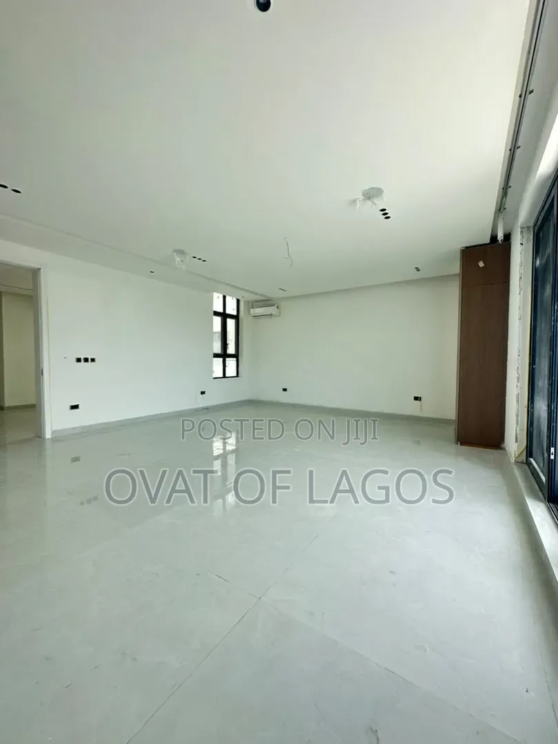 5bdrm Duplex in Banana Island for sale