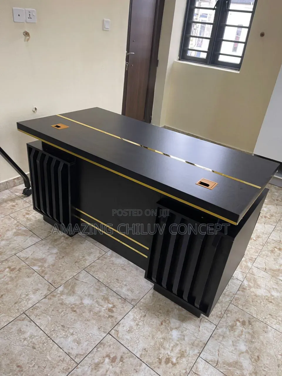 Modern Executive Office Table – Stylish Durable Desk