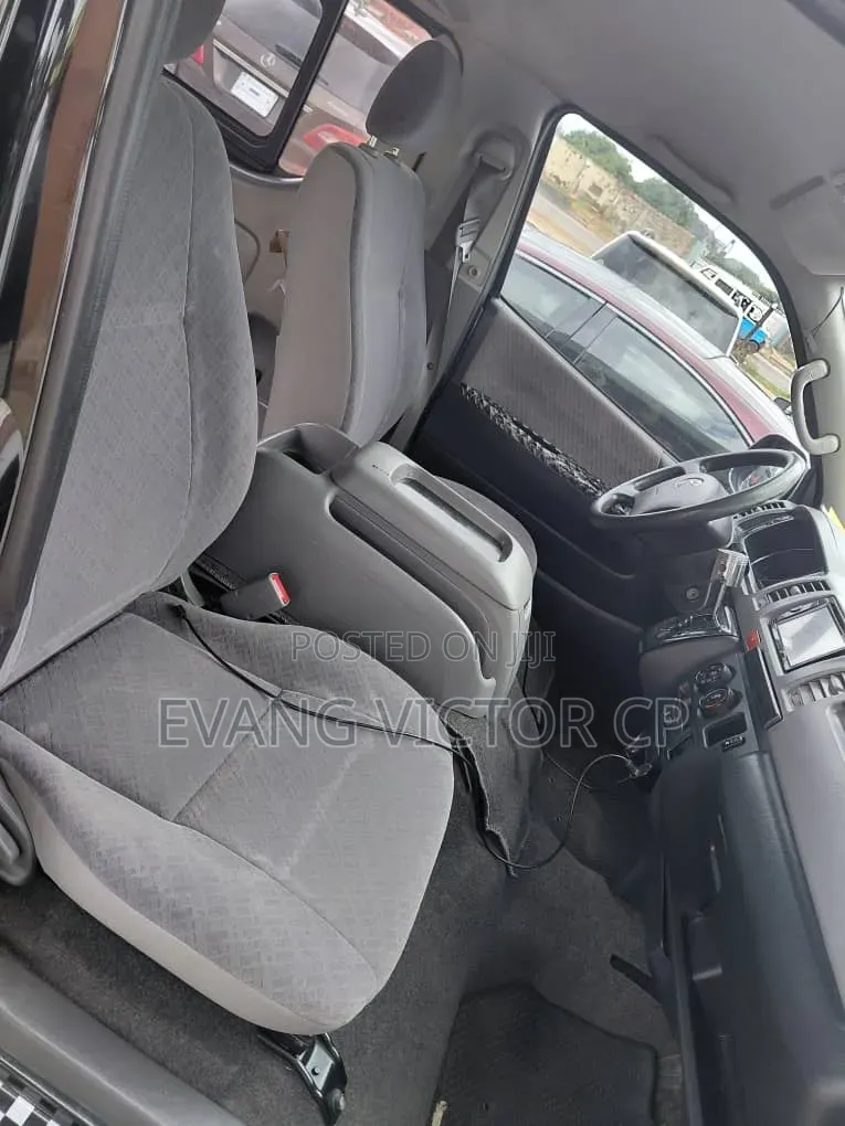 Toyota HiAce 2014 Black