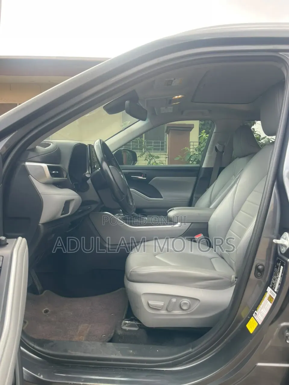 Toyota Highlander XLE 2021 Beige
