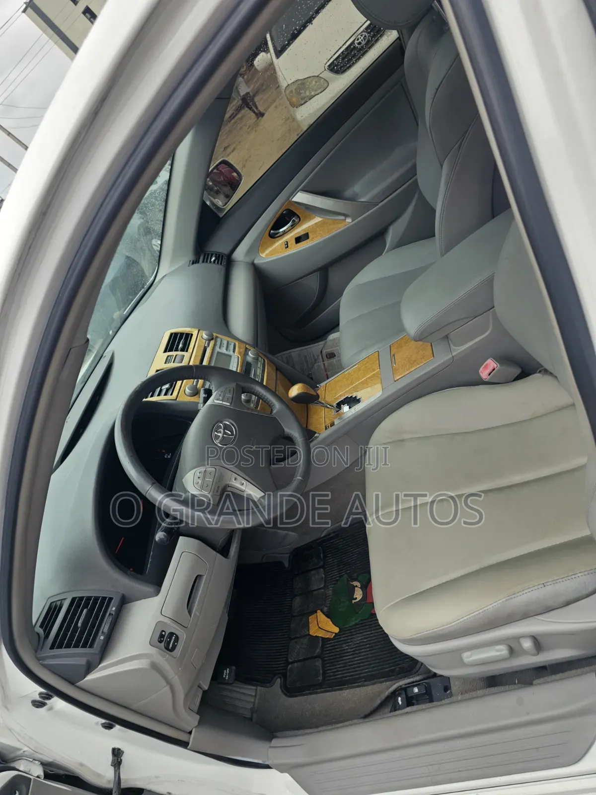 Toyota Camry SE V6 4dr Sedan (3.5L 6cyl 6AM) 2010 White