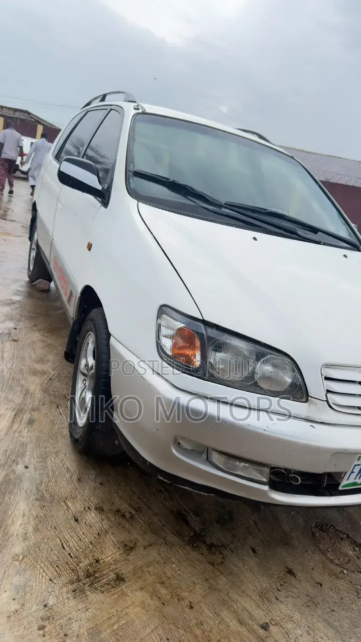 Toyota Picnic 2.0 FWD 2003 White