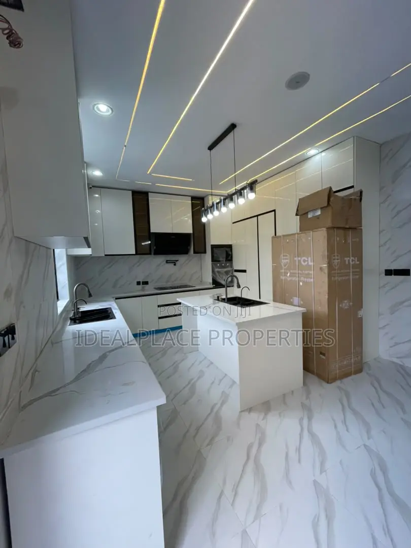 5bdrm Duplex in Chevron for sale