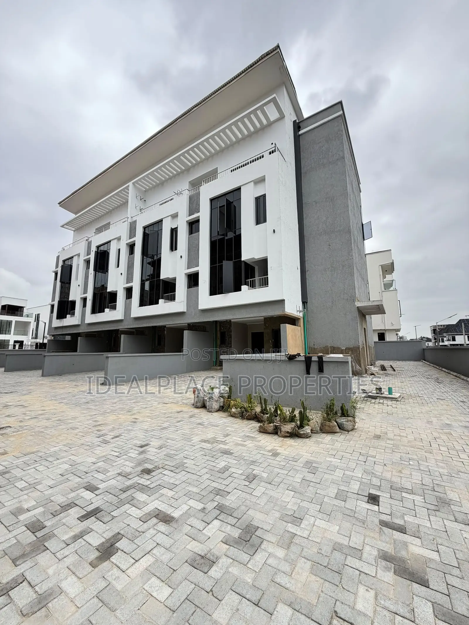 3bdrm Penthouse in Lekki Phase 1 for sale