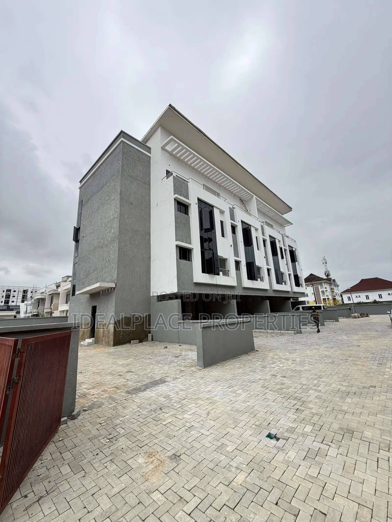 3bdrm Penthouse in Lekki Phase 1 for sale
