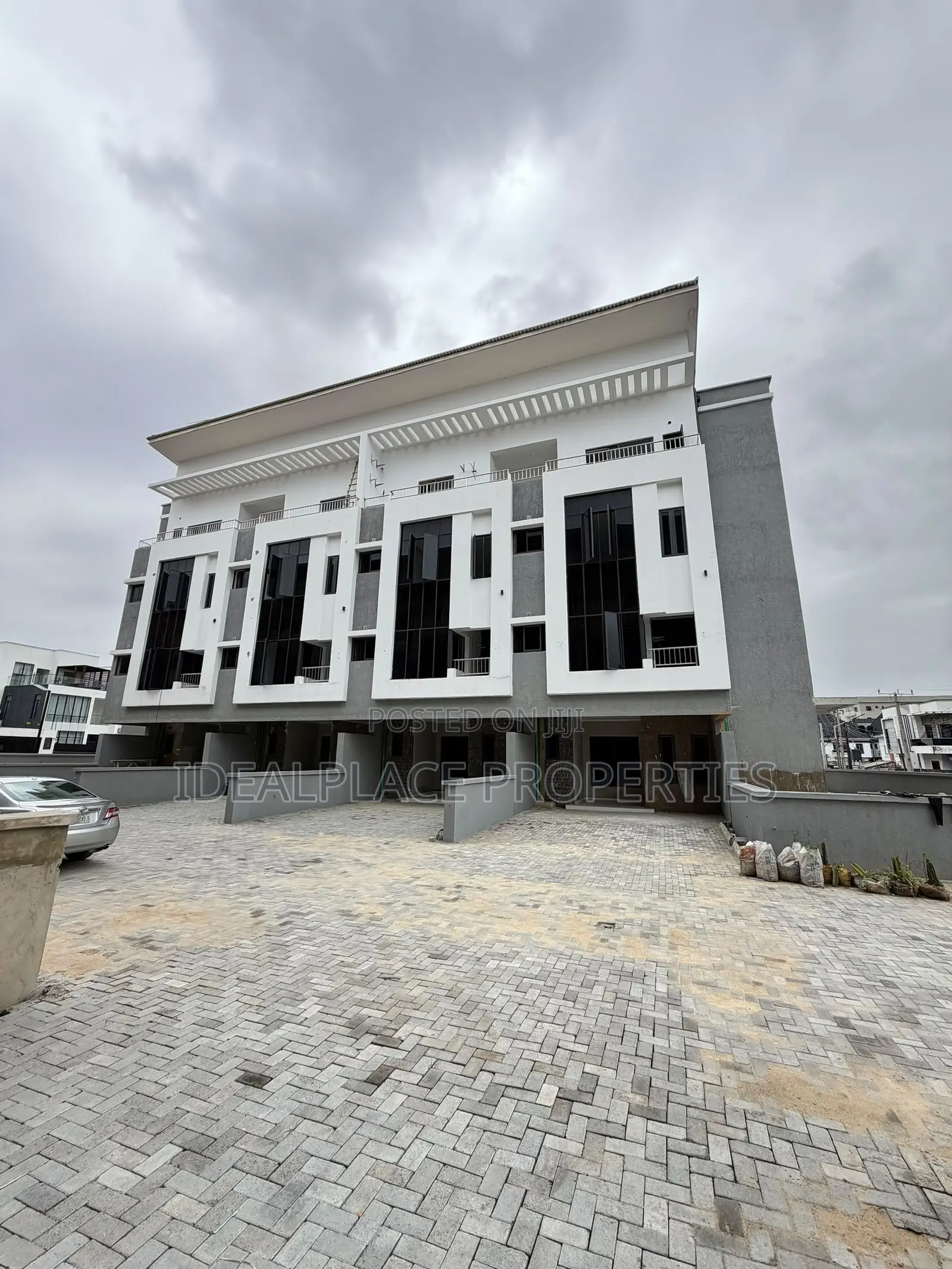 3bdrm Penthouse in Lekki Phase 1 for sale