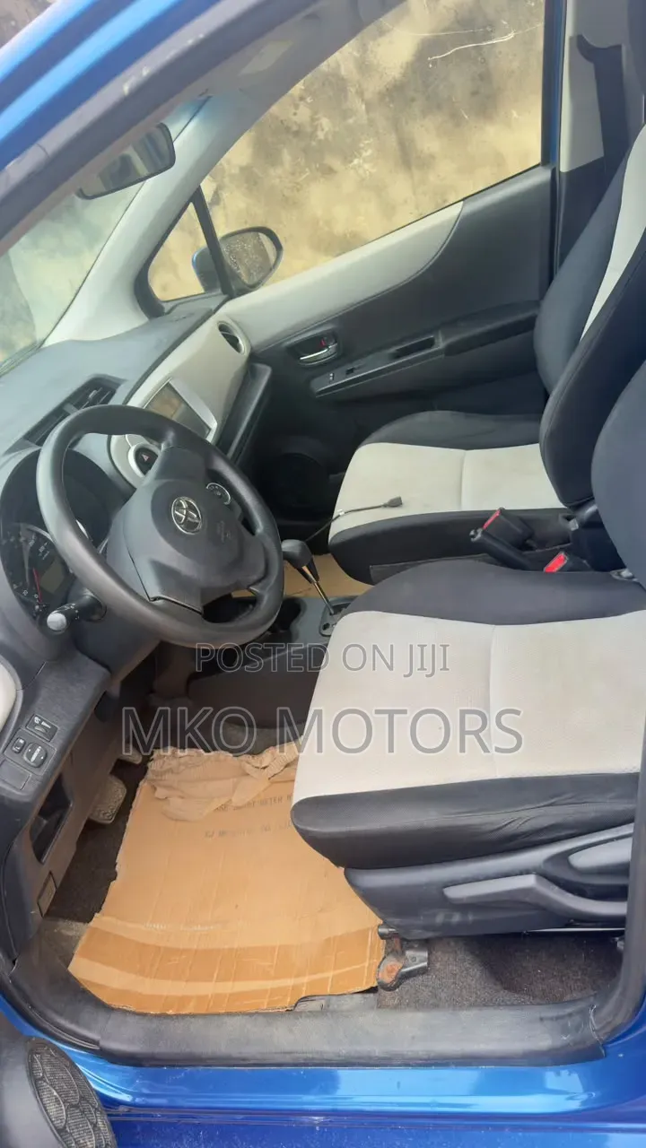 Toyota Yaris L Hatchback 5dr 2012 Blue
