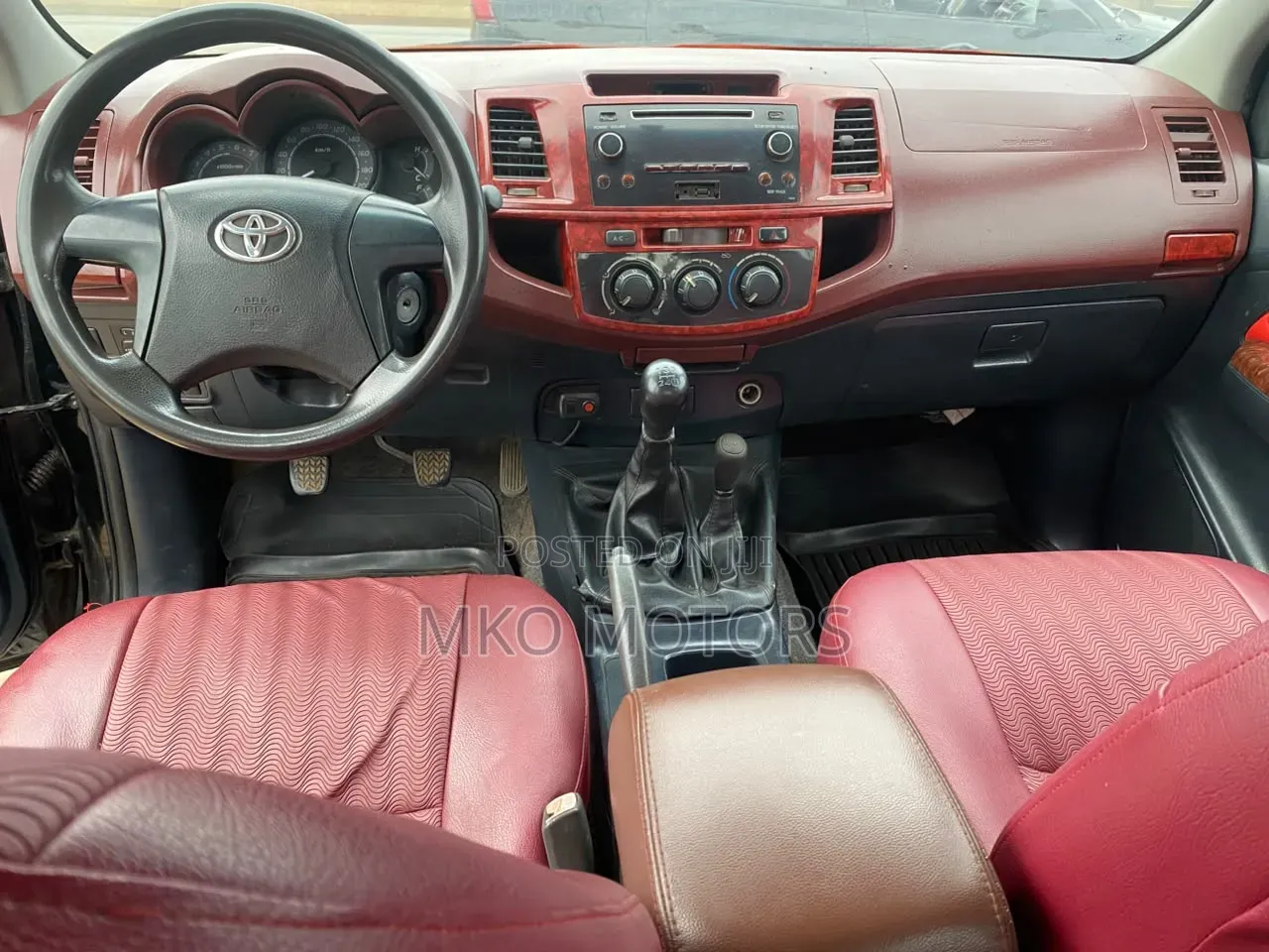 Toyota Hilux SR 4x4 2014 Black