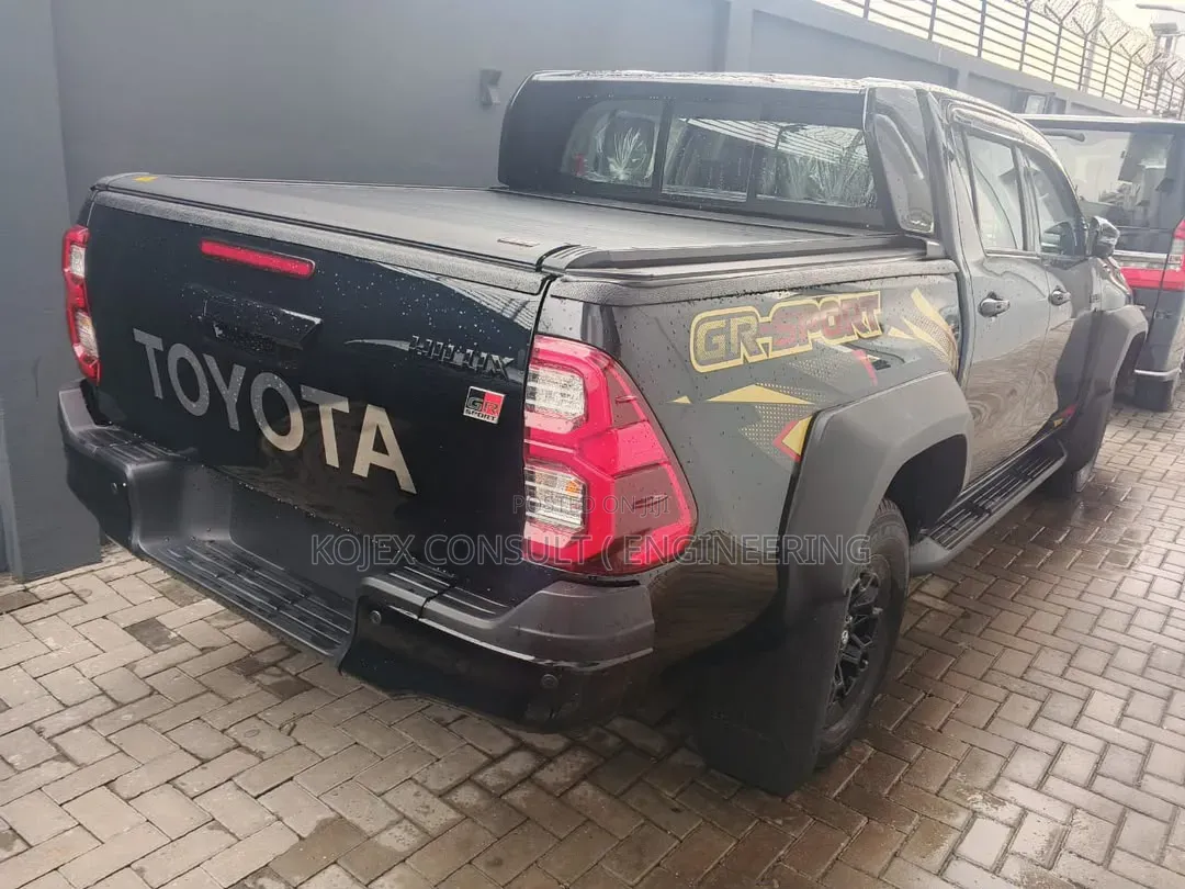 New Toyota Hilux 2025 Black