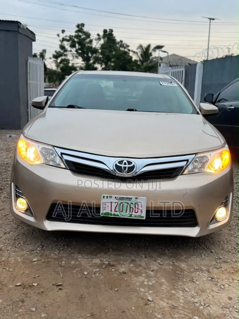 Toyota Camry XLE V6 4dr Sedan (3.5L 6cyl 6A) 2013 Gold