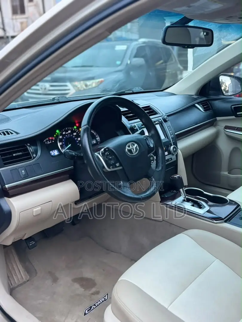 Toyota Camry XLE V6 4dr Sedan (3.5L 6cyl 6A) 2013 Gold