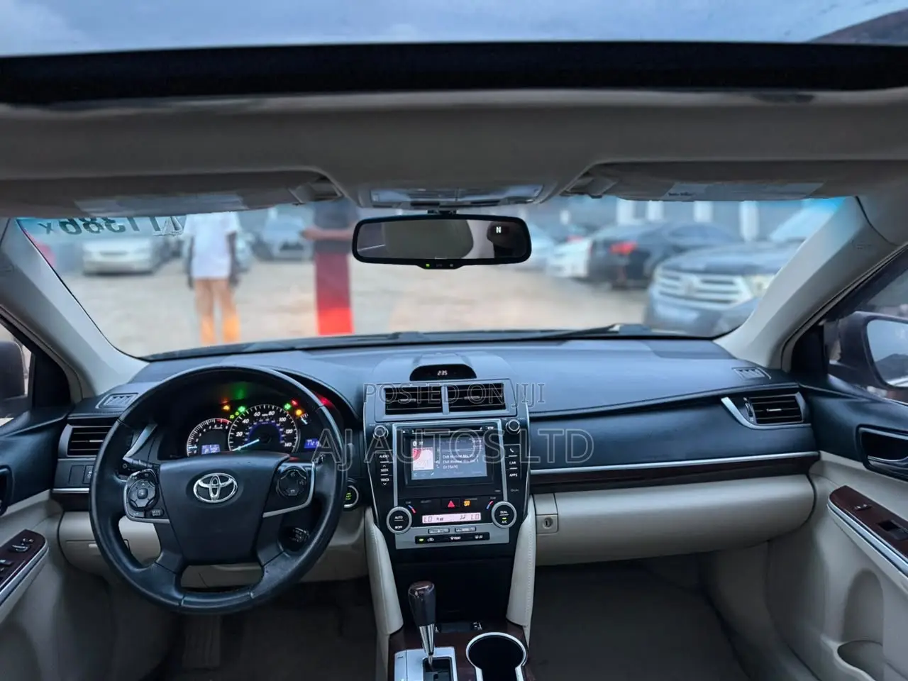Toyota Camry XLE V6 4dr Sedan (3.5L 6cyl 6A) 2013 Gold