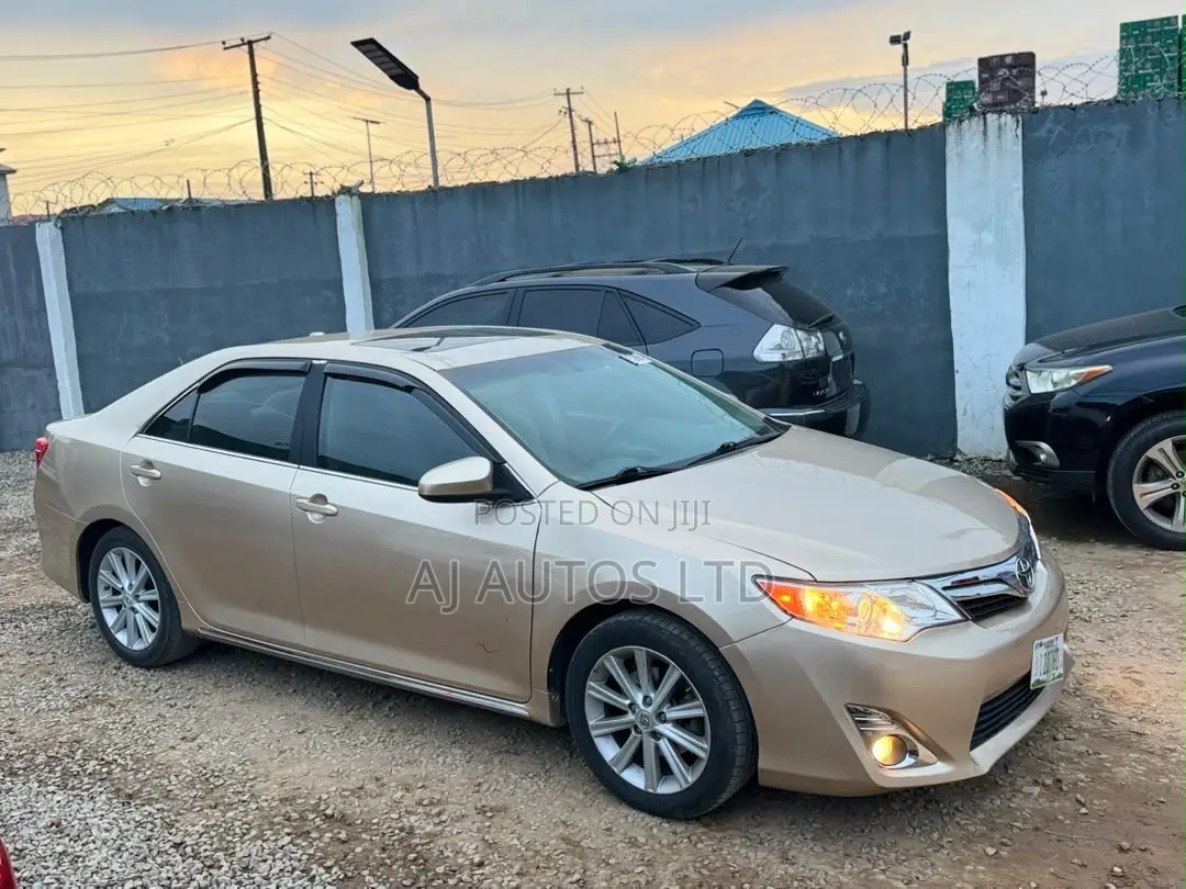 Toyota Camry XLE V6 4dr Sedan (3.5L 6cyl 6A) 2013 Gold