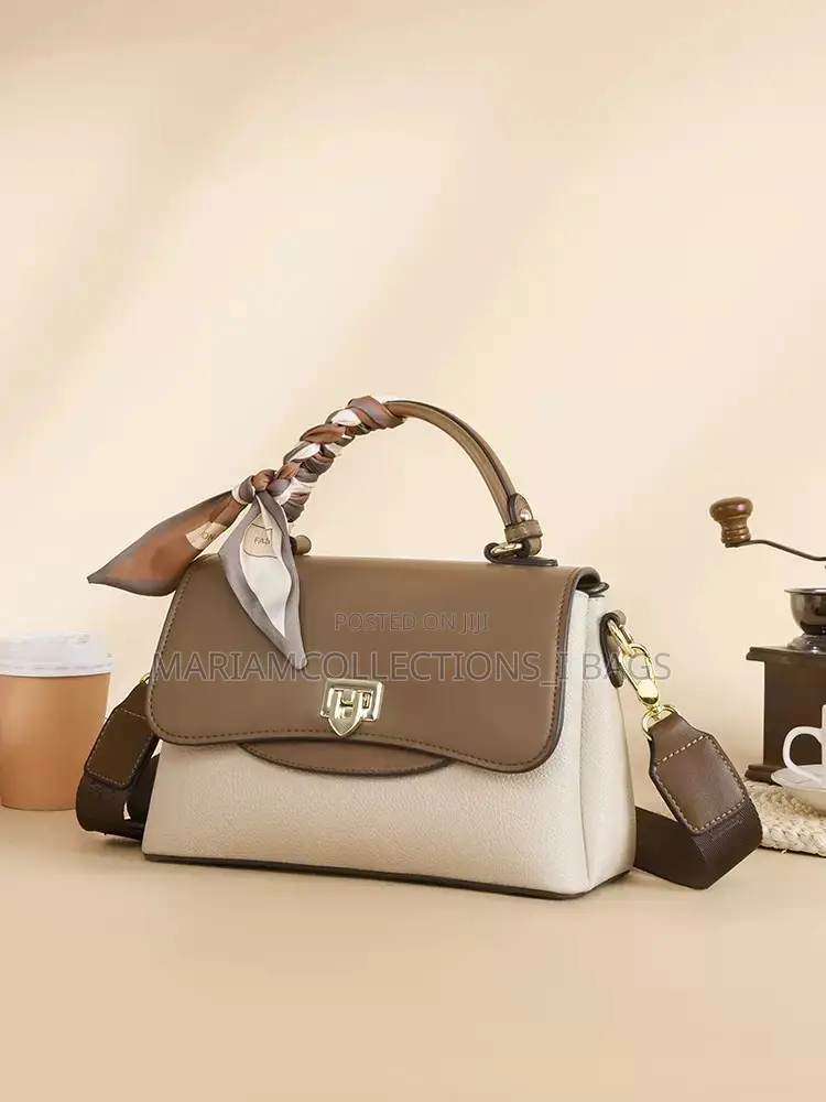 Handbag Comes With a Meddle Zipper a Strap